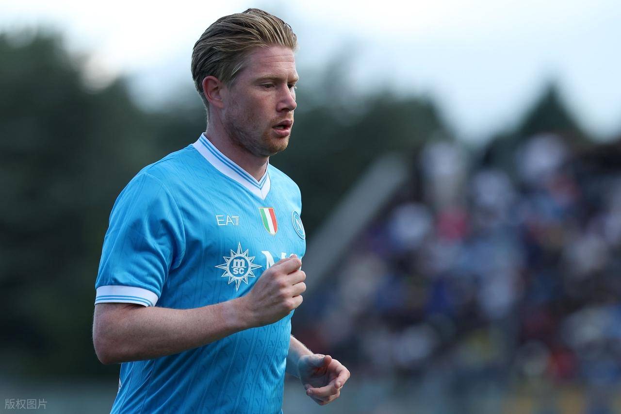 2025上海明日之星冠军杯足球赛圆满落幕，颁奖仪式进行